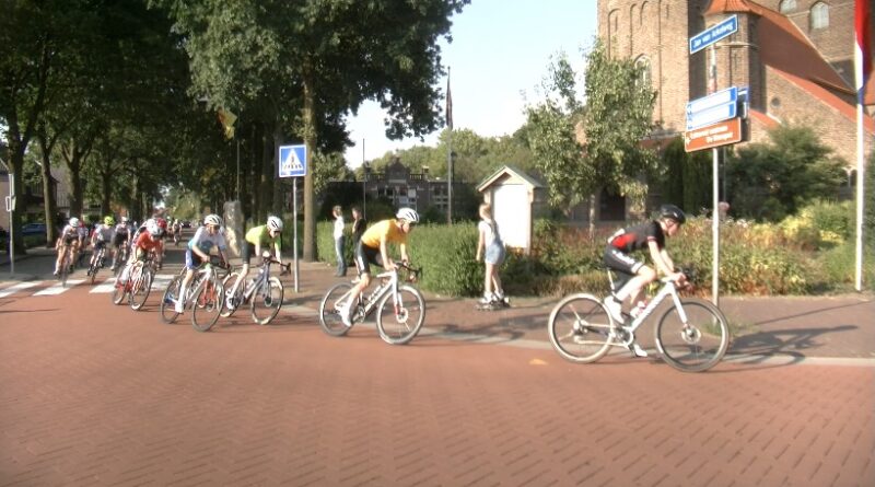 etappe 8 Tour de Junior 2026 - vrijdag - bij de kerk